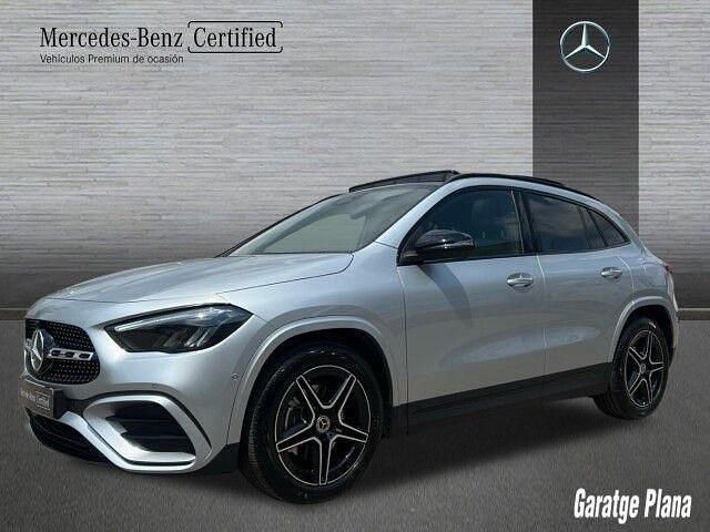 Usado Mercedes GLA200 AMG line 150 CV (110 kW) 2025 Plata hightech SUV