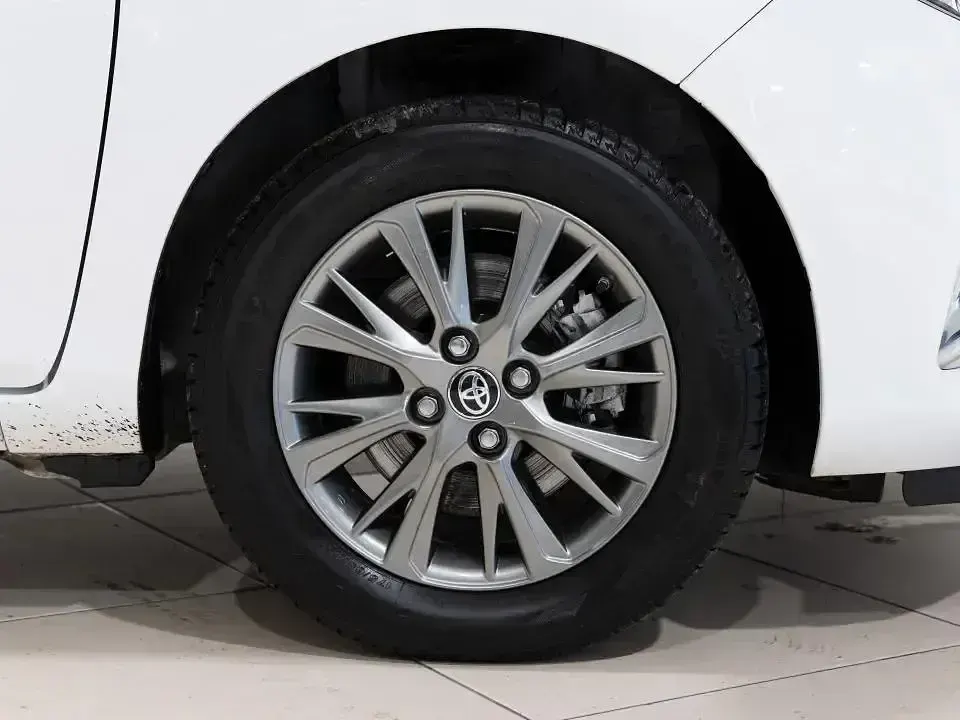 Gebraucht Toyota Yaris Hybrid Active 100 PS (73 kW) 2019 Weiß Limousine