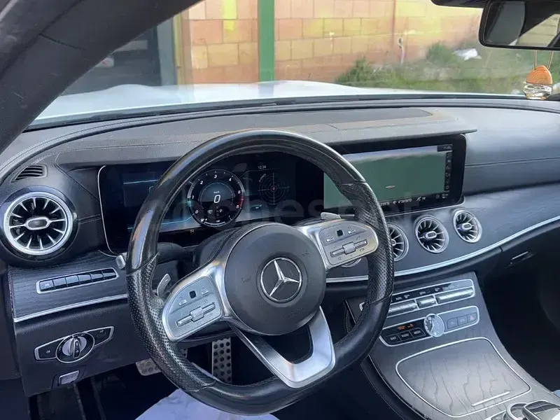 Używany Mercedes E220 194 KM (142 kW) 2019 Biały Coupe