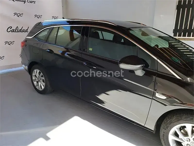 Usado Opel Astra Elegance 145 CV (106 kW) 2020 Negro Familiar