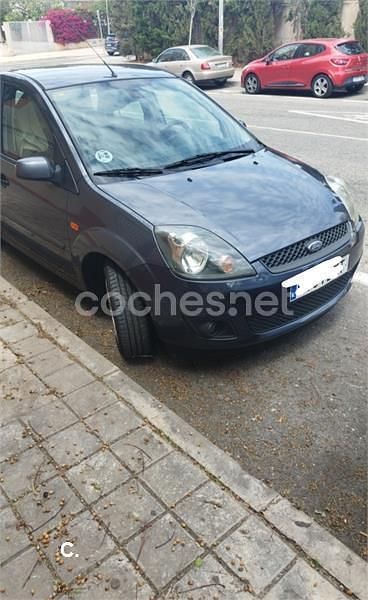 Gris / plata Usado 2007 Ford Fiesta Ambiente Utilitario | 4850 € (Un poco caro) - Imagen 1/4