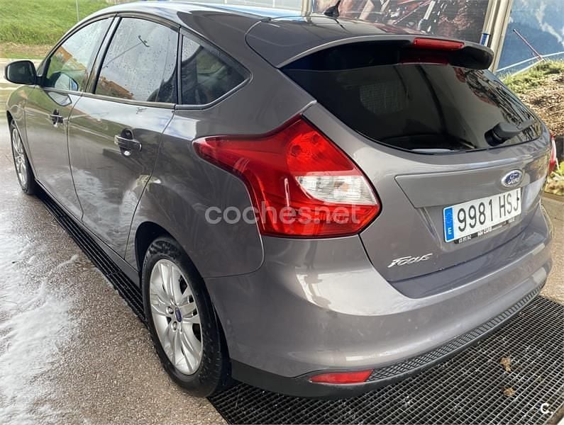 Usado Ford Focus Trend 115 CV (84 kW) 2013 Gris / plata Berlina