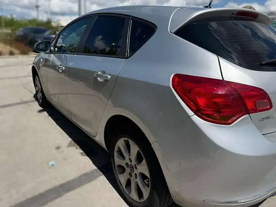 Usado Opel Astra Selective 110 CV (80 kW) 2014 Gris Utilitario