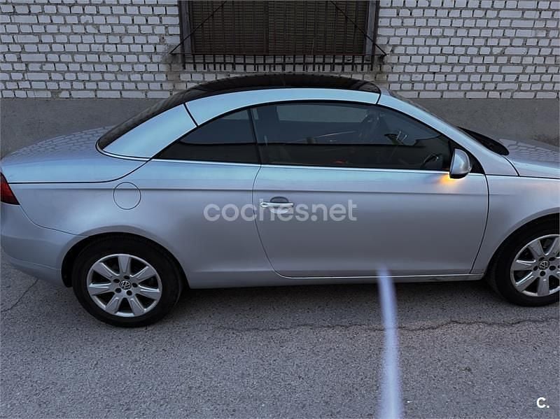 Usado VW Eos 140 CV (102 kW) 2007 Gris / plata Descapotable