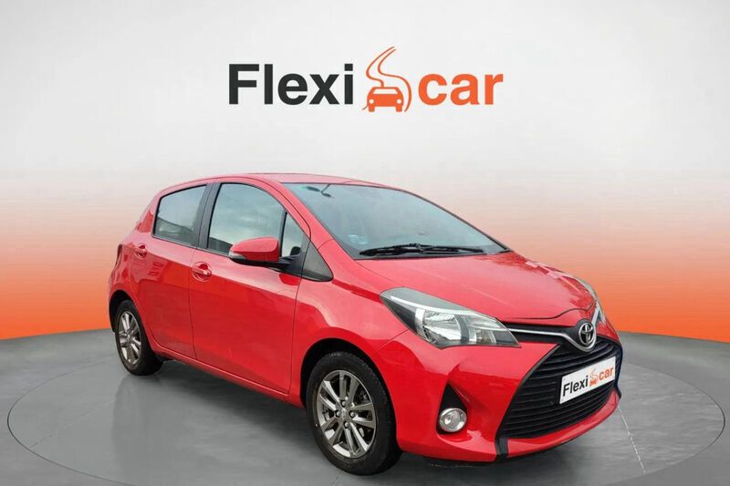 Rojo Usado 2017 Toyota Yaris Active Berlina | 8890 € (Buen precio) - Imagen 1/4