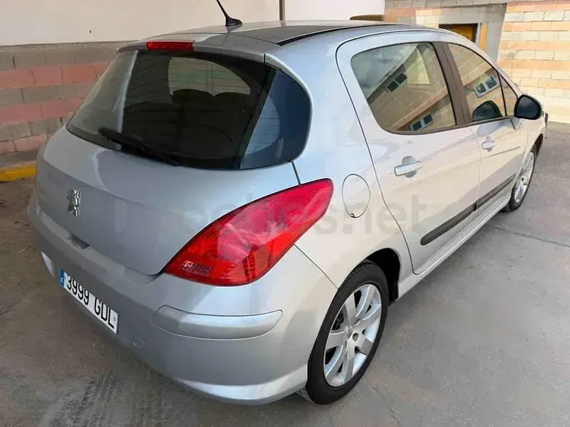 Usado Peugeot 308 90 CV (66 kW) 2008 Gris / plata Berlina