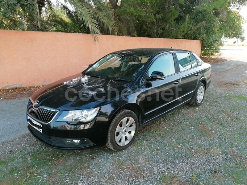 Negro Usado 2015 Skoda Superb Ambition Berlina | 6000 € - Imagen 1/4