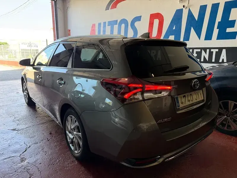 Usado Toyota Auris Hybrid Business Edition 136 CV (100 kW) 2017 Beige Familiar
