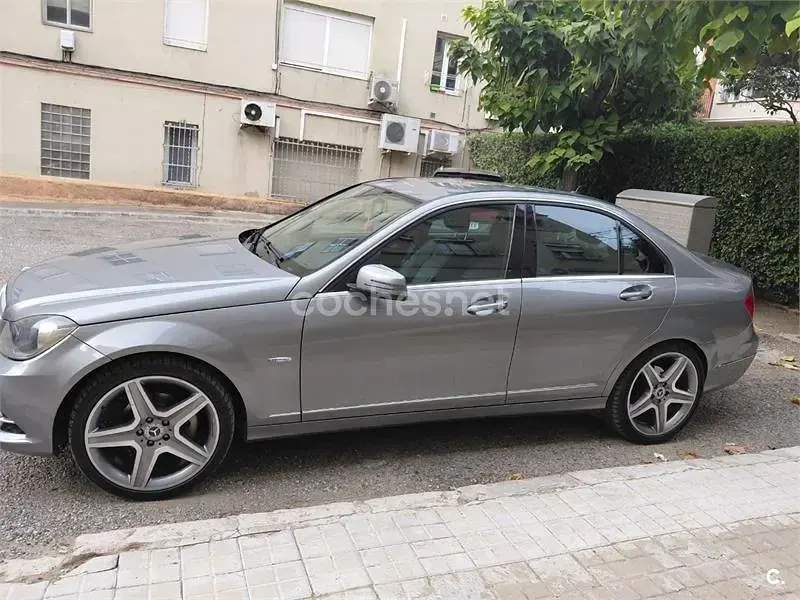 Usado Mercedes C200 Avantgarde 136 CV (100 kW) 2012 Gris / plata Berlina