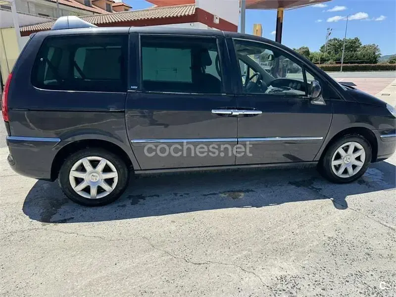 Usado Peugeot 807 Premium 136 CV (100 kW) 2010 Gris / plata Monovolumen