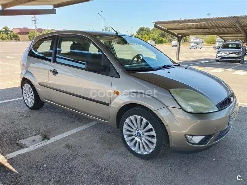 Usado Ford Fiesta 68 CV (50 kW) 2005 Beige Utilitario