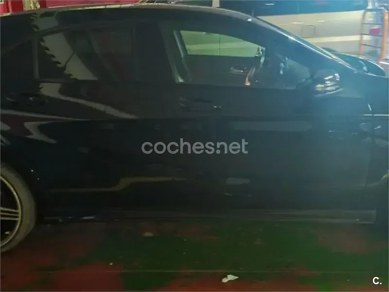 Usado Mercedes A180 AMG line 122 CV (89 kW) 2017 Negro Utilitario