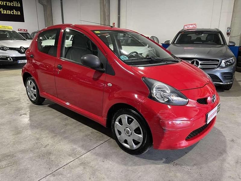 Usado Toyota Aygo 68 CV (50 kW) 2007 Rojo Utilitario