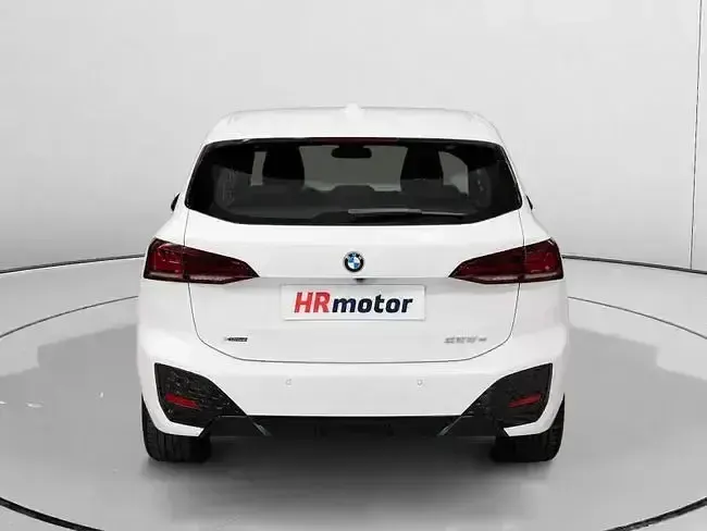 Begagnad BMW 225 Active Tourer Shadowline 245 HK (180 kW) 2022 Vit Minibuss