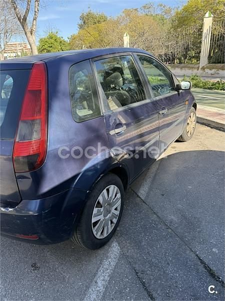 Usado Ford Fiesta Trend 80 CV (58 kW) 2003 Azul Utilitario