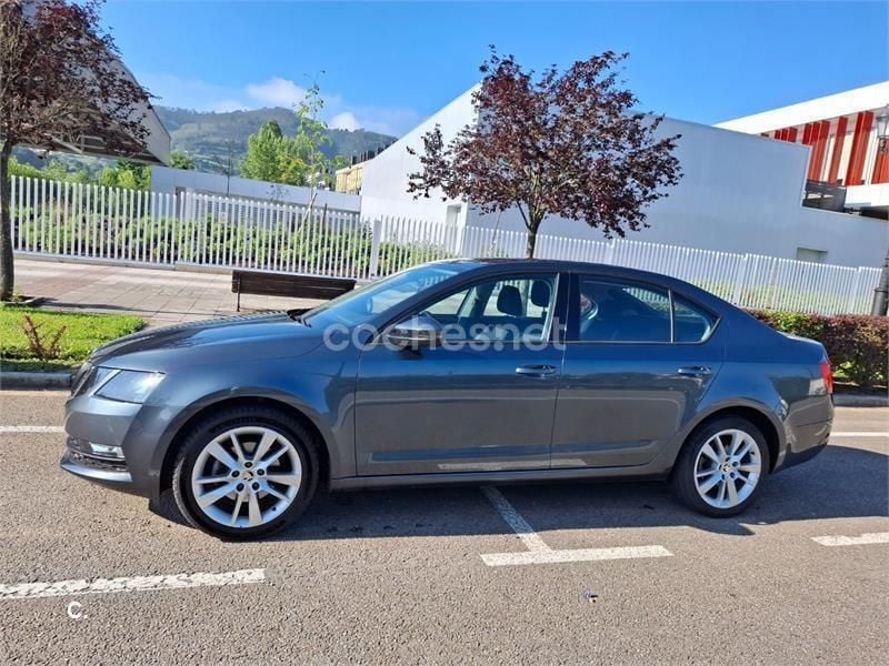 Usado Skoda Octavia 110 CV (80 kW) 2017 Gris / plata Berlina