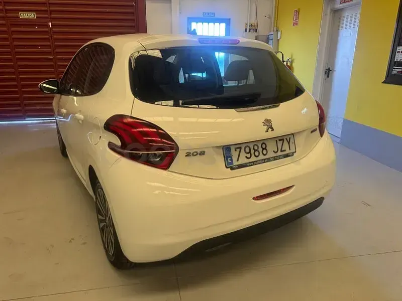 Usado Peugeot 208 Allure 110 CV (80 kW) 2017 Blanco Utilitario
