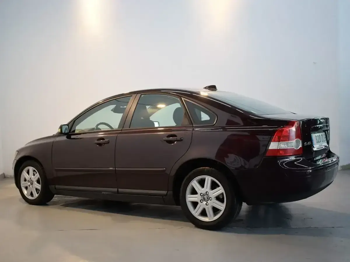 Usado Volvo S40 Momentum 136 CV (100 kW) 2005 Negro Berlina