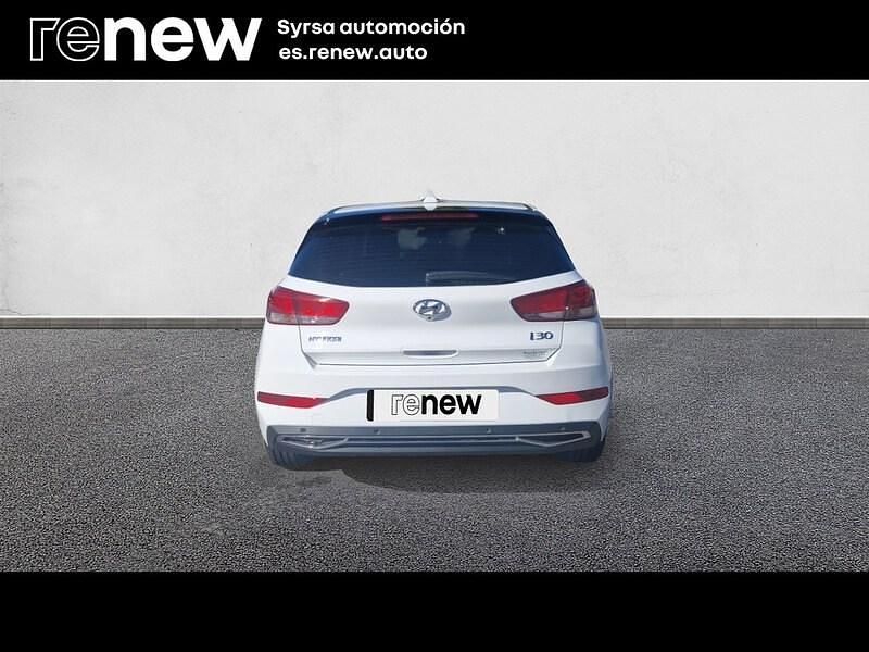 Usado Hyundai i30 120 CV (88 kW) 2022 Blanco Berlina