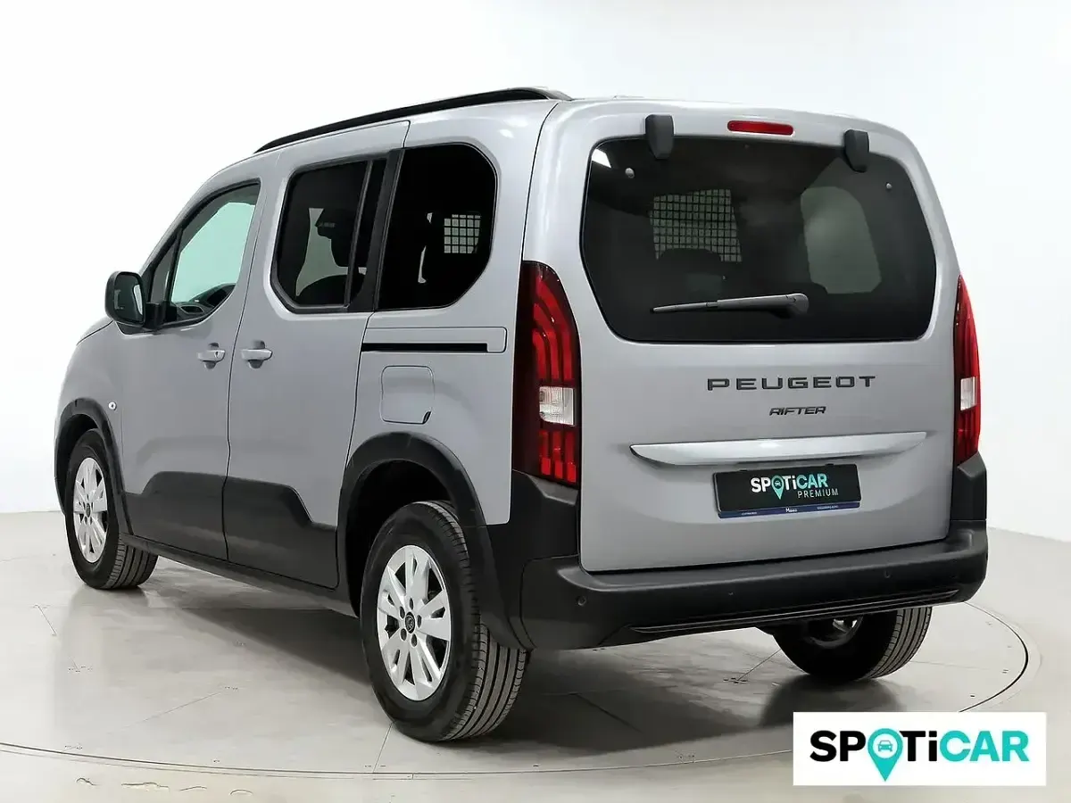 Usado Peugeot Rifter Allure 101 CV (74 kW) 2024 Gris Monovolumen