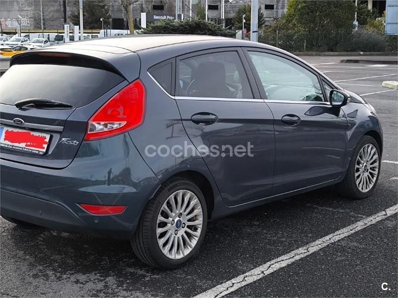 Usado Ford Fiesta Titanium 95 HP (69 kW) 2012 Cinzento Citadino