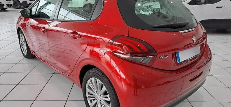 Usado Peugeot 208 82 CV (60 kW) 2019 Rojo Utilitario