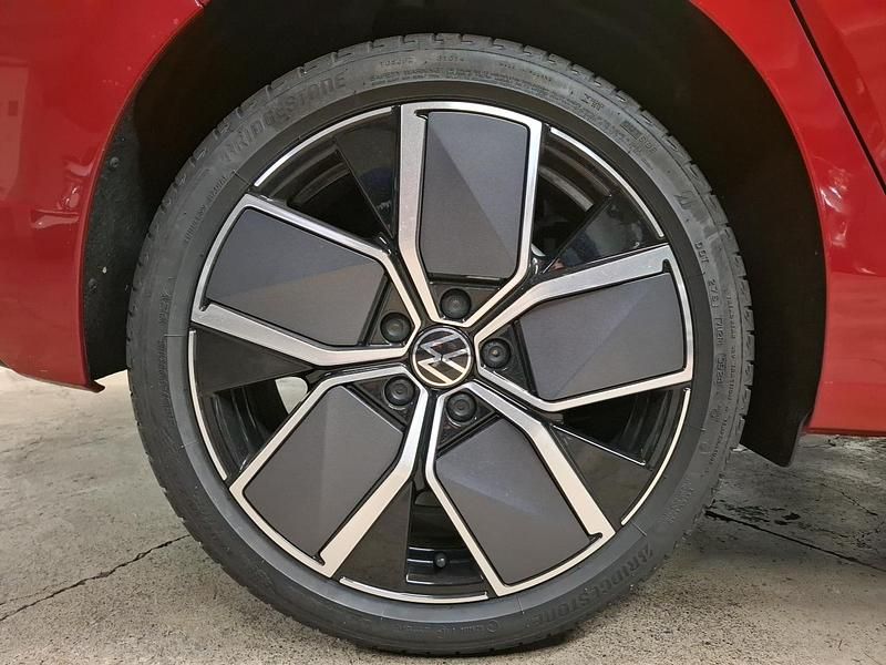 Usado VW Golf VIII 115 CV (84 kW) 2025 Rojo intenso metalizado Utilitario