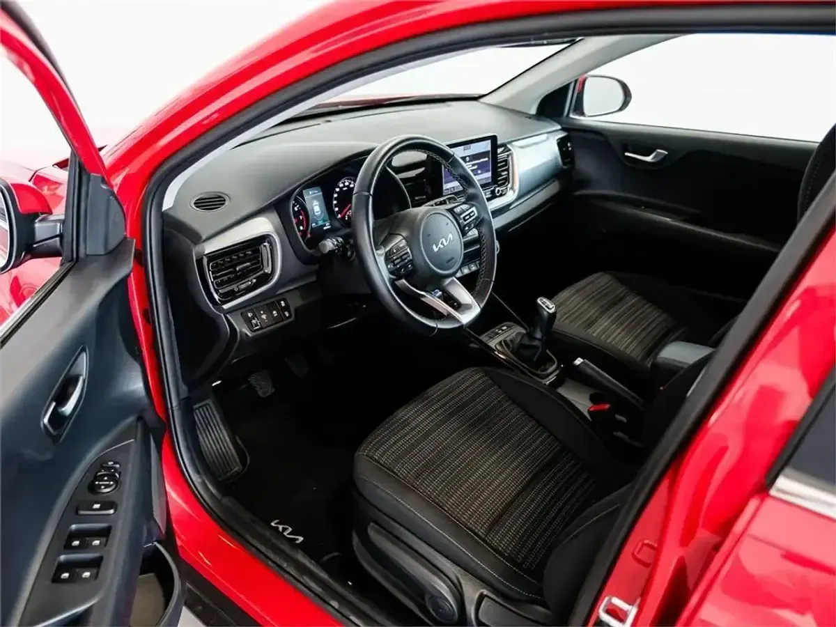 Usado Kia Stonic 101 CV (74 kW) 2024 Rojo SUV