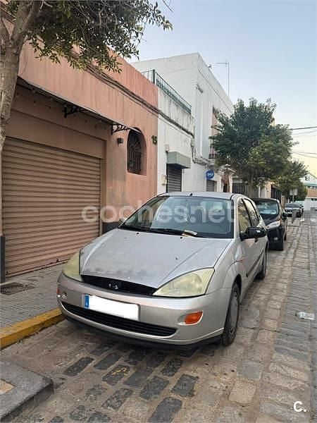 Gris / plata Usado 2001 Ford Focus Ambiente Berlina | 2700 € (Precio justo) - Imagen 1/4