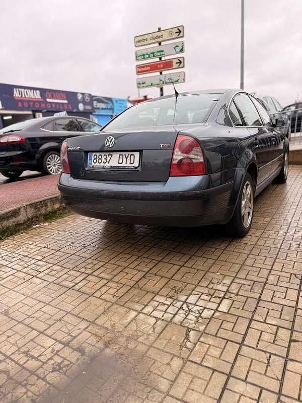 Usado VW Passat Trendline 99 CV (72 kW) 2002 Azul Berlina