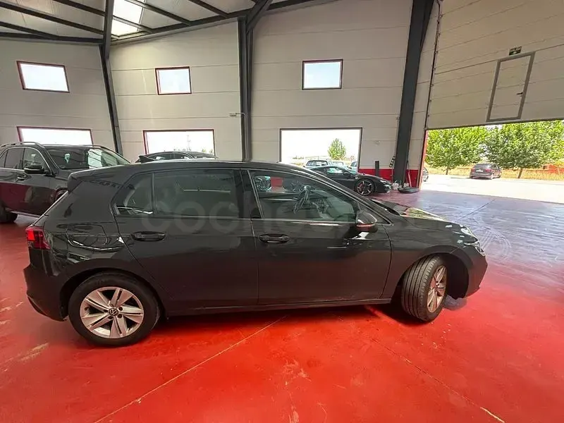 Usado VW Golf VIII Life 115 CV (84 kW) 2021 Gris / plata Berlina