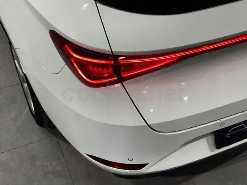 Usado Seat Leon Style 115 CV (84 kW) 2021 Blanco Familiar