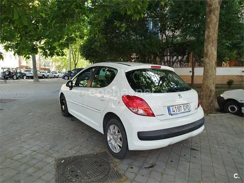 Usado Peugeot 207 Active 70 CV (51 kW) 2010 Blanco Berlina