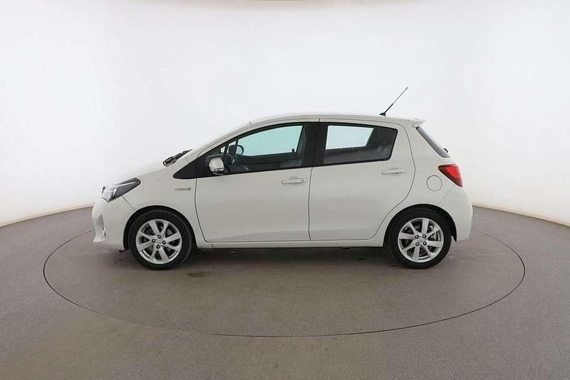 Usado Toyota Yaris Hybrid Active 102 CV (75 kW) 2015 Blanco Berlina