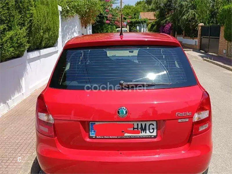 Usado Skoda Fabia Ambition 60 CV (44 kW) 2012 Rojo Berlina