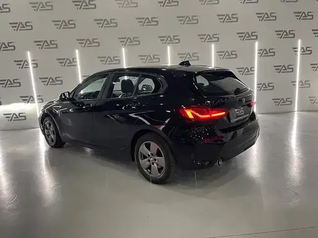Usado BMW 116 116 CV (85 kW) 2021 Negro Utilitario