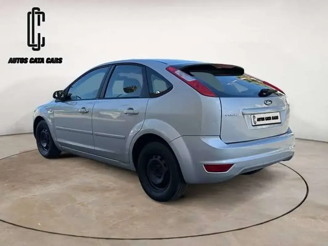 Usado Ford Focus Trend 90 CV (66 kW) 2007 Gris Utilitario