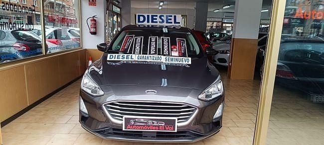 Usado Ford Focus Trend 119 CV (87 kW) 2019 Gris Berlina