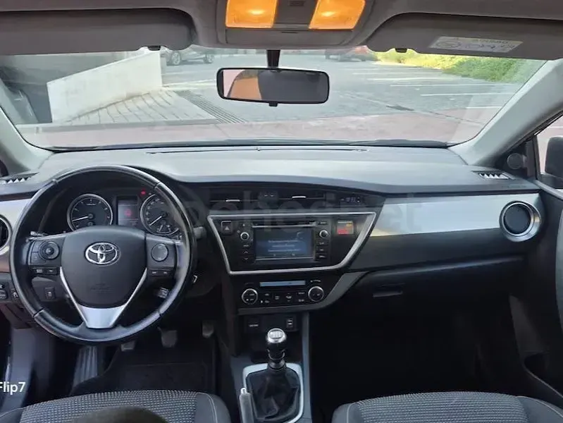 Usado Toyota Auris Active 132 CV (97 kW) 2014 Negro Berlina