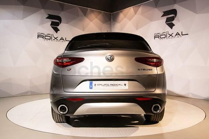Usado Alfa Romeo Stelvio Sprint 190 CV (139 kW) 2020 Gris / plata SUV