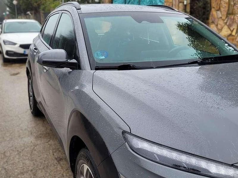 Usado Hyundai Kona 105 CV (77 kW) 2022 Gris SUV