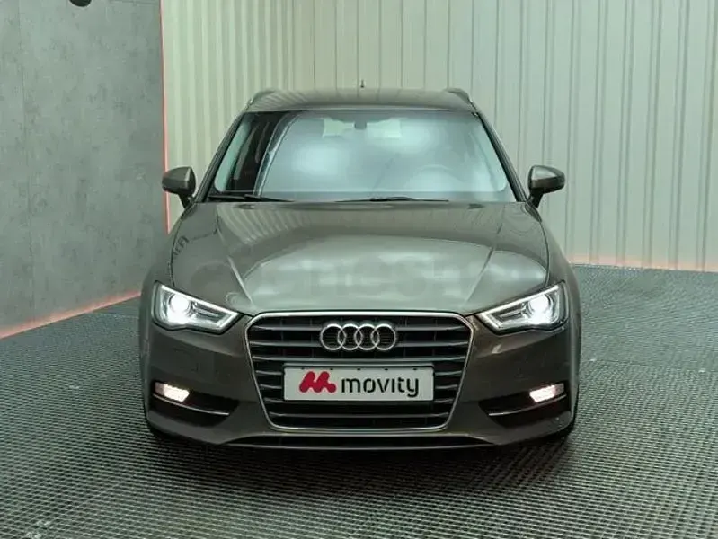Usado Audi A3 Attraction 150 CV (110 kW) 2015 Gris / plata Berlina