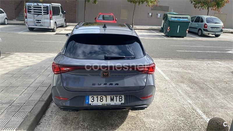 Usado Cupra Leon 190 CV (139 kW) 2024 Gris / plata Familiar