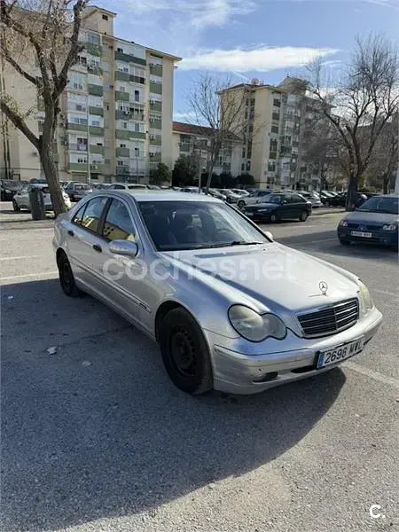Usado Mercedes C220 Classic 125 CV (91 kW) 2001 Gris / plata Berlina