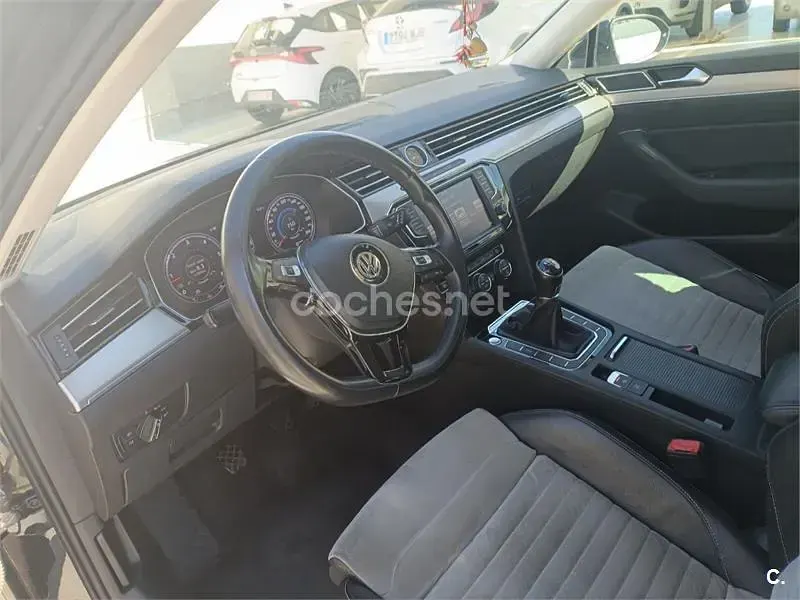 Usado VW Passat Sportline 150 CV (110 kW) 2016 Negro Familiar