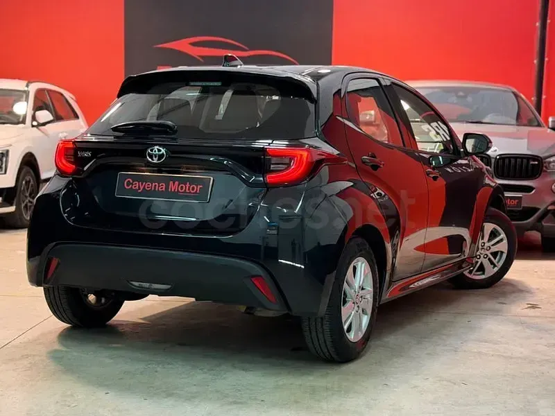 Usado Toyota Yaris 125 CV (91 kW) 2023 Negro Utilitario