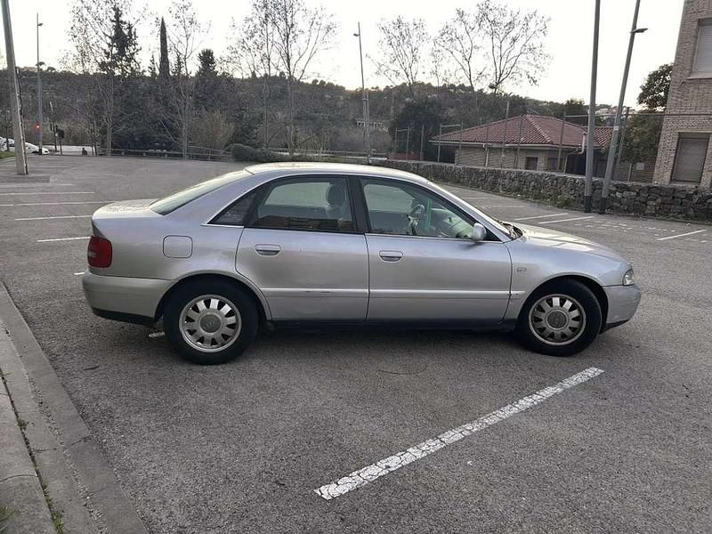 Usado Audi A4 116 CV (85 kW) 2000 Gris Berlina