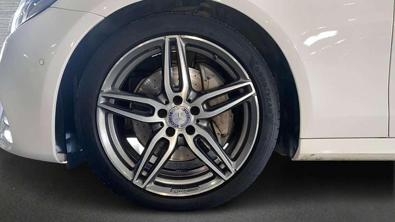 Usado Mercedes E220 AMG line 194 CV (142 kW) 2020 Blanco Berlina