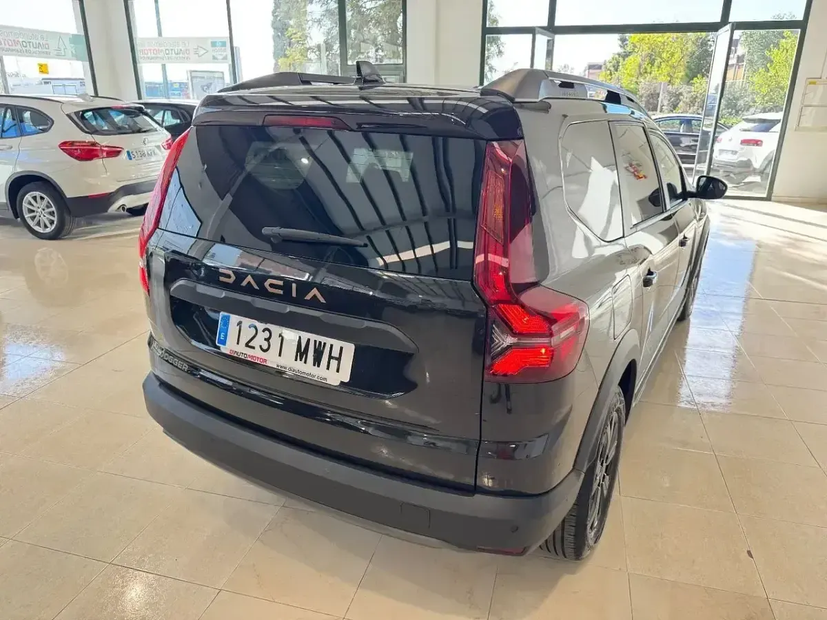 Käytetty Dacia Jogger Extreme 100 HP (73 kW) 2024 Musta Tila-auto