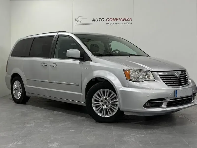 Usado Lancia Voyager Platinum 178 CV (130 kW) 2013 Gris / plata Monovolumen